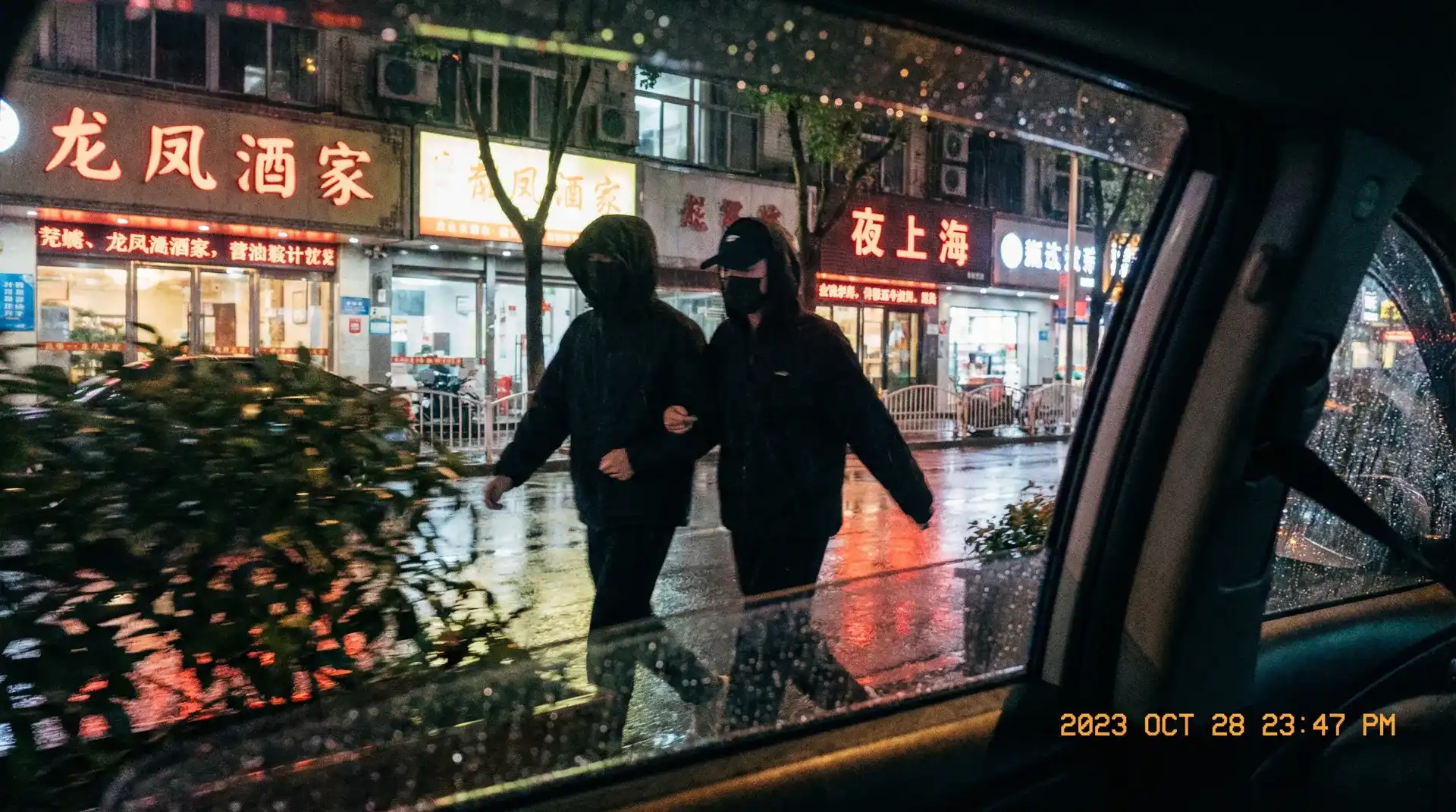 万利娱乐 - 顶流明星深夜密会现场抓拍照片